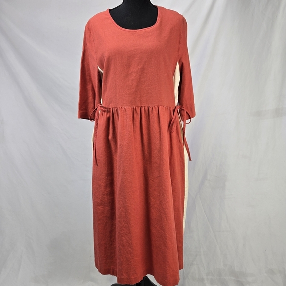 Elegant Red and Cream Dress - Picture 2 of 10